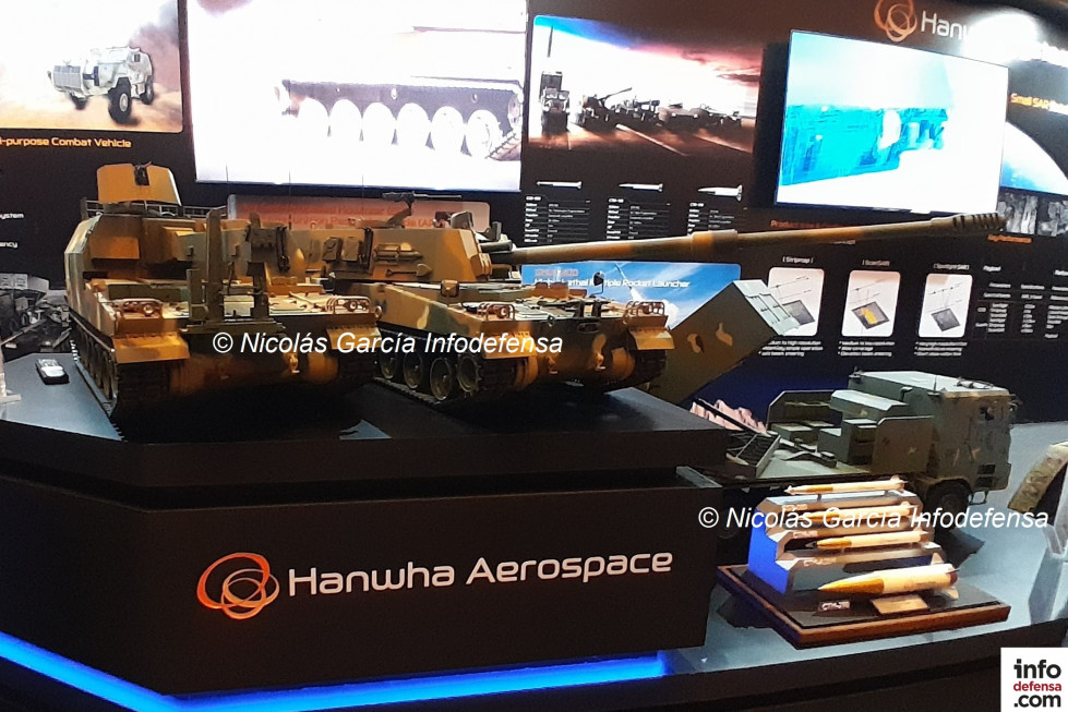 Obús autopropulsado K9 Thunder vehiculo municionero K10ARV y lanzacohetes múltiple Chunmoo de Hanwha en Korea Defense Day 2025 Firma Nicolas Garcia