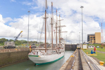 Juan Sebastián de Elcano atravezando el Canal de Panamá.jpeg 2