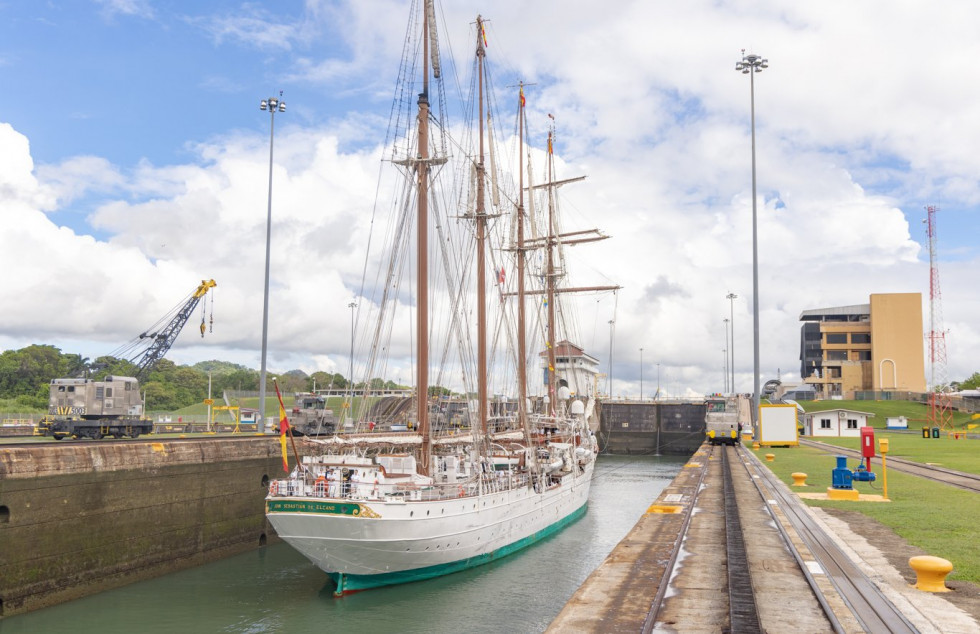 Juan Sebastián de Elcano atravezando el Canal de Panamá.jpeg 2