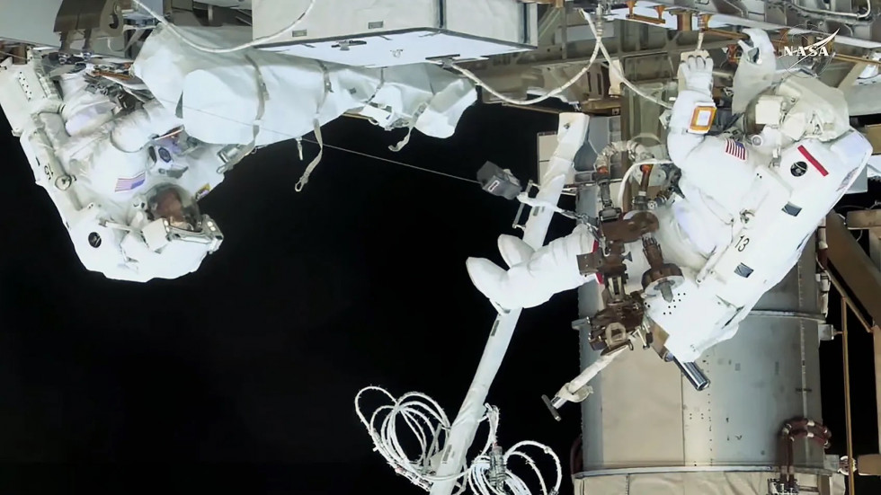 Las astronautas de la NASA, McClain y Ayers, completan con éxito una nueva caminata espacial