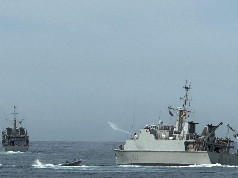Ejercicio de amenaza asimétrica saliendo del puerto de Cartagena