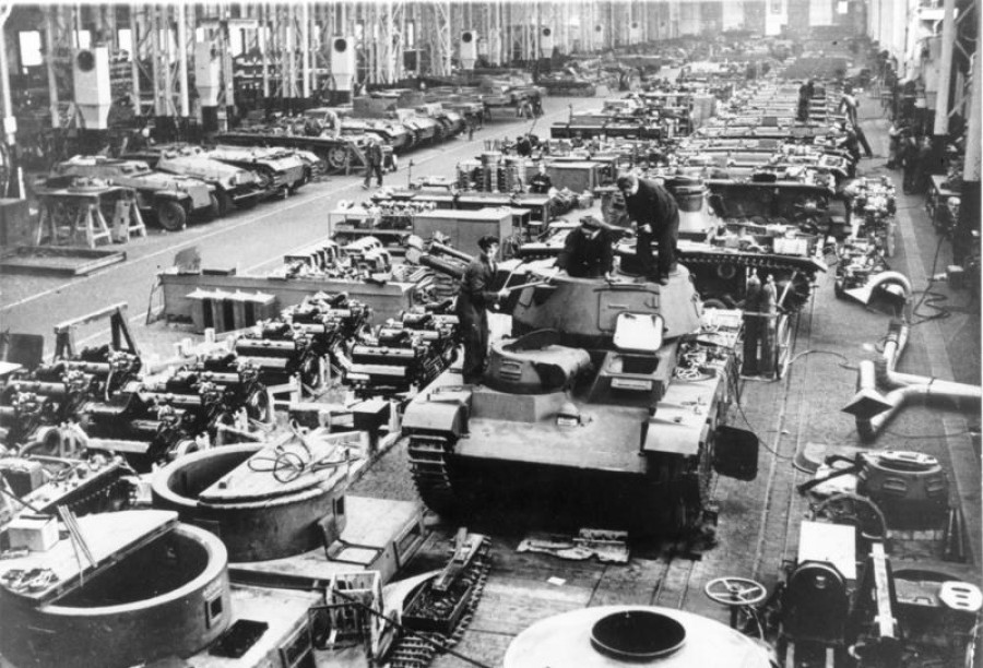 Fábrica de carros de combate alemanes durante la Segunda Guerra Mundial. Foto.  German Federal Archive