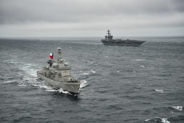 Fragata multipropósito clase M FF 15 Almirante Blanco Encalada junto al portaaviones USS George Washington en el ejercicio Southern Seas 2024 Firma Armada de Chile