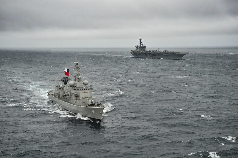 Fragata multipropósito clase M FF 15 Almirante Blanco Encalada junto al portaaviones USS George Washington en el ejercicio Southern Seas 2024 Firma Armada de Chile