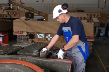 Mantenimiento de tanque Leopard 2A4 de una brigada acorazada del Ejército de Chile Firma Famae 002