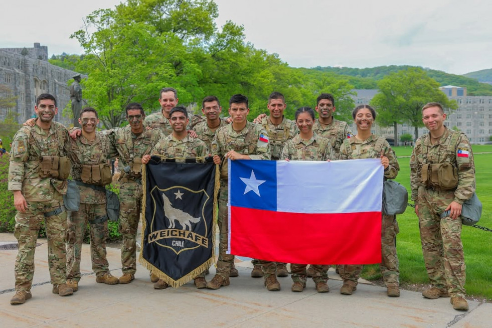 Patrulla Weichafe en la competencia internacional de patrullas Sandhurst 2025 FIrma Escuela Militar del Ejército de Chile