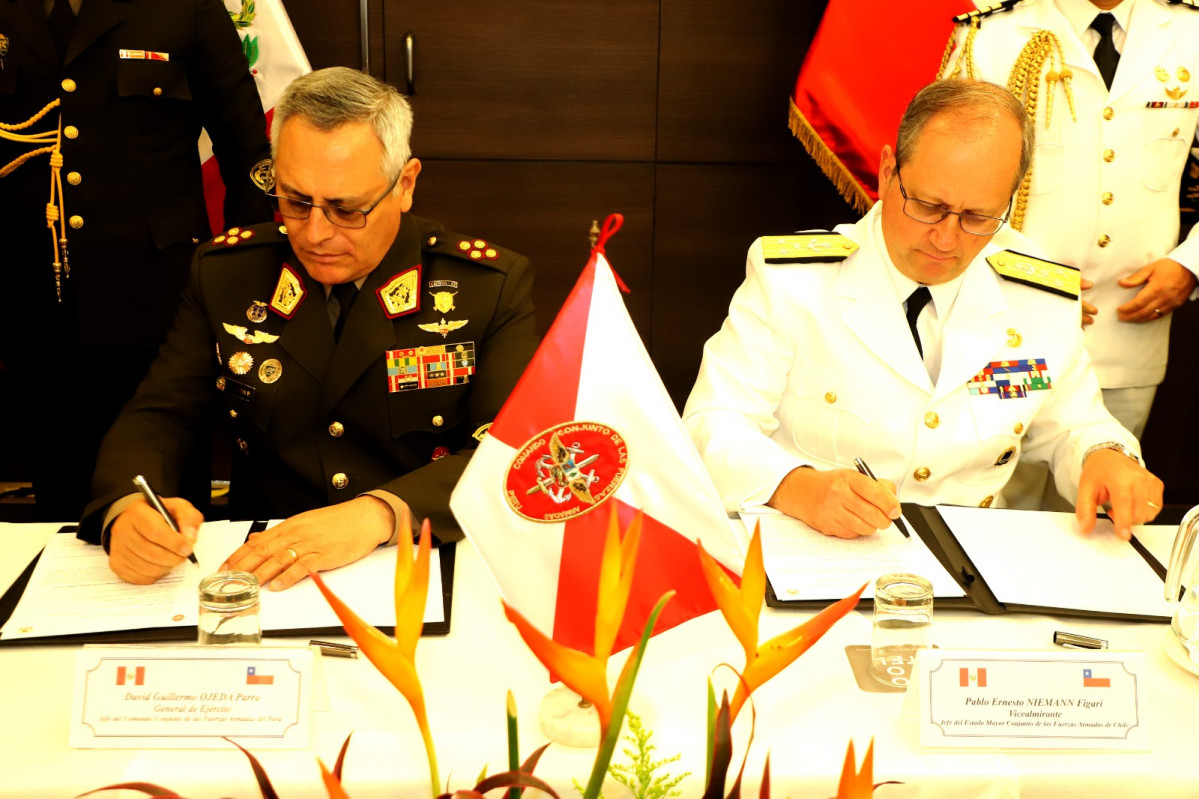 Firma de actas de acuerdo y entendimientos que permitirán potenciar la lucha coordinada contra las amenazas comunes. Firma Comando Conjunto de las Fuerzas Armadas del Perú