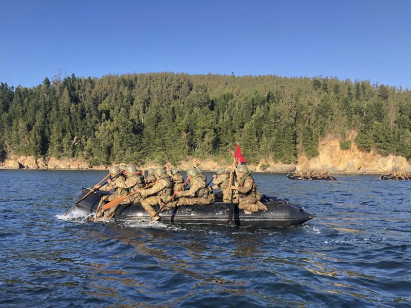 Soldados conscriptos Infantes de Marina en curso de Combatiente Básico Anfibio Firma Armada de Chile