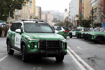 Entrega de vehículos policiales SUV Maxus D90 4x4 Elite 8AT a Carabineros de Chile Firma Municipalidad de Valparaíso