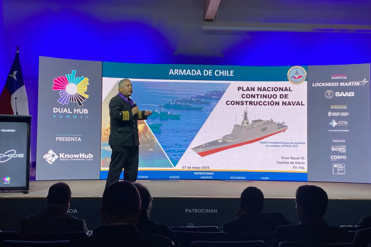 El capitu00e1n de navu00edo Enzo Tesser expone el Plan Nacional Continuo de Construcciu00f3n Naval en Dual Hub Summit 2025 Firma Diprida Armada de Chile