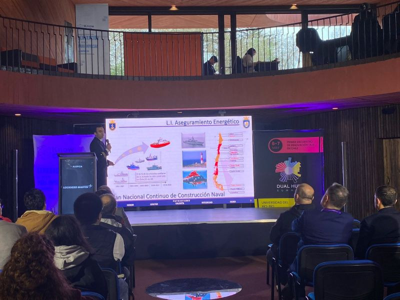 El teniente 1u00b0 Rodolfo Martinez Benavente presenta los u00faltimos avances en aseguramiento energu00e9tico institucional en Dual Hub Summit 2025 Firma Diprida Armada de Chile