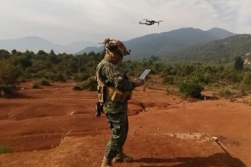 Operador de dron en un ejercicio de entrenamiento de artillería Firma Ejército de Chile 002