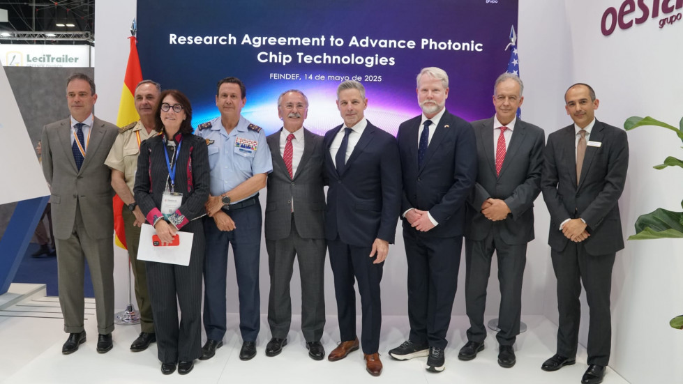 Foto de grupo, firma de acuerdo Grupo Oesía y Lockheed Martin