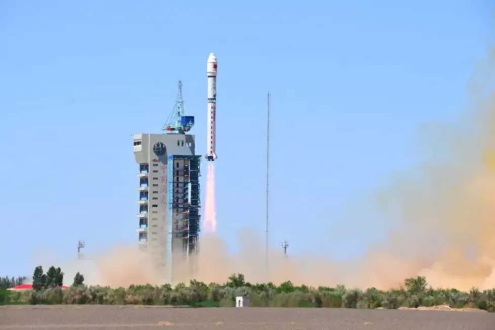 China lanza el primero de 2.800 satélites para una constelación de computación en el espacio