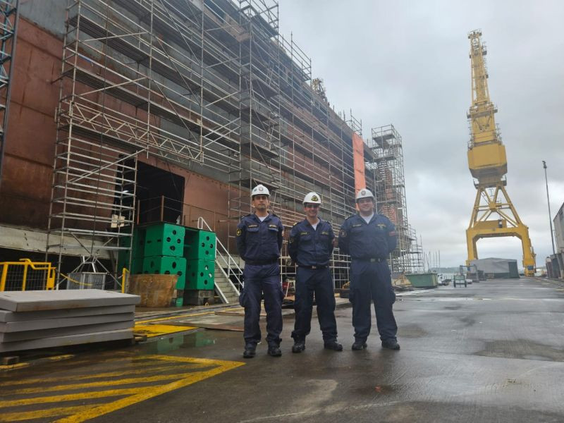 Personal del Departamento de Construcción Naval en la grada de construcción de Asmar Talcahuano Firma Diprida Armada de Chile