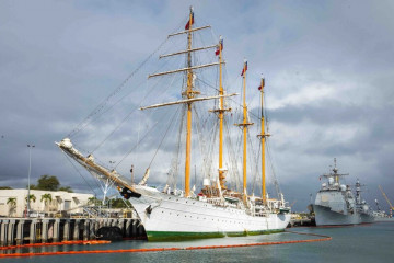 Buque escuela BE 43 Esmeralda en la base conjunta Pearl Harbor  Hickman en la isla Oahu en Hawaii Firma Melvin J Gonzlavo US Navy 002