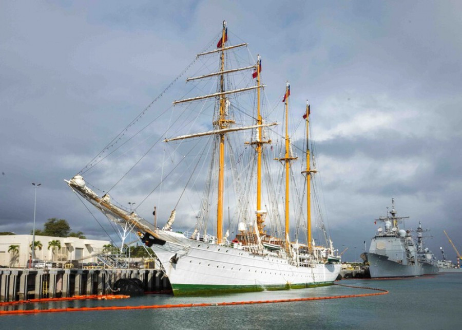 Buque escuela BE 43 Esmeralda en la base conjunta Pearl Harbor  Hickman en la isla Oahu en Hawaii Firma Melvin J Gonzlavo US Navy 002