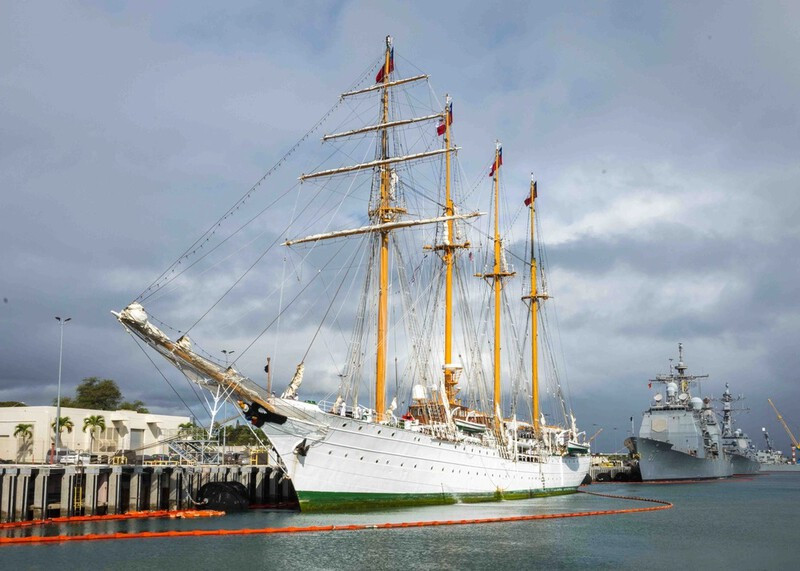 Buque escuela BE 43 Esmeralda en la base conjunta Pearl Harbor  Hickman en la isla Oahu en Hawaii Firma Melvin J Gonzlavo US Navy 002