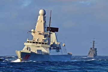 El destructor HMS Dragon y la fragata multipropósito clase M FF 18 Almirante Riveros en ejercicios realizados en el marco de la visita del buque británico a la feria Exponaval 2014 Firma Armada de C