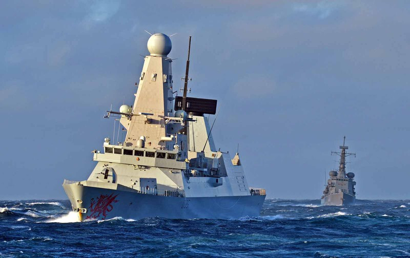 El destructor HMS Dragon y la fragata multipropósito clase M FF 18 Almirante Riveros en ejercicios realizados en el marco de la visita del buque británico a la feria Exponaval 2014 Firma Armada de C