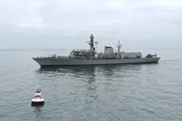 La fragata antisubmarina Typ3 23 FF 07 Almirante Lynch de la Armada de Chile rinde honores en la boya Esmeralda Firma EPI 002