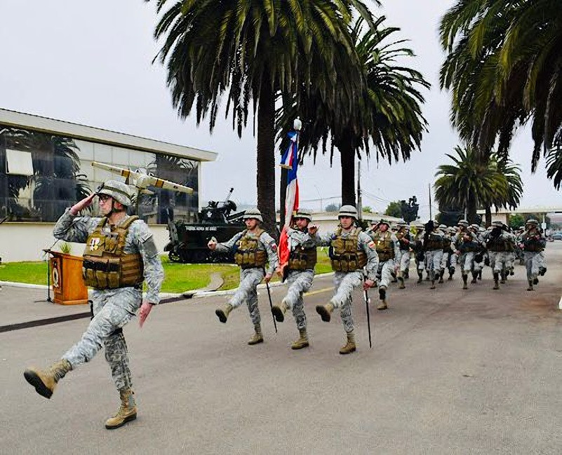 Desfile en la ceremonia de aniversario Nu00b095 del Regimiento de Artilleru00eda Antiau00e9rea y Fuerzas Especiales Escuela Tu00e1ctica Firma FACh