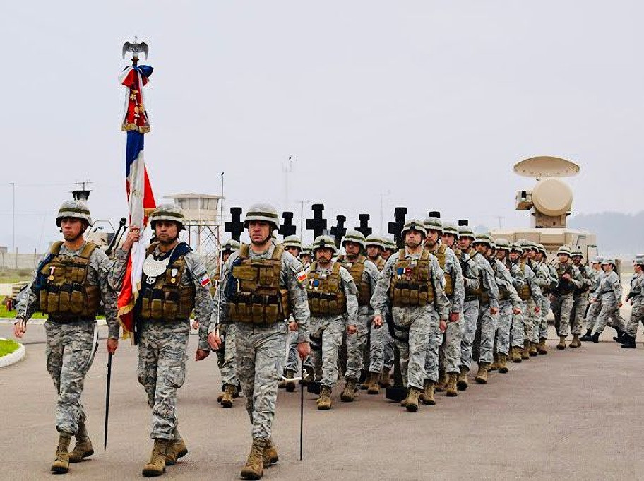 Unidad de formaciu00f3n en la ceremonia del 95u00b0 aniversario del Regimiento de Artilleru00eda Antiau00e9rea y Fuerzas Especiales Escuela Tu00e1ctica. Firma FACh