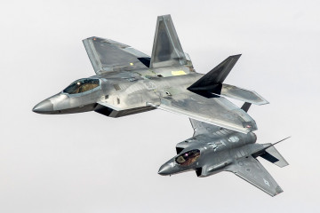 Avión de combate F 22, en primer plano, junto a un F 35. Foto. Lockheed Martin