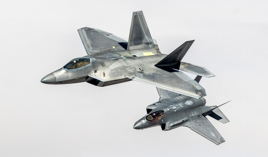 Avión de combate F 22, en primer plano, junto a un F 35. Foto. Lockheed Martin