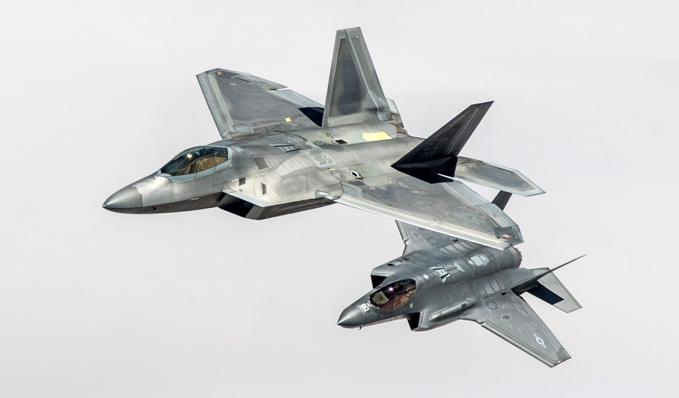 Avión de combate F 22, en primer plano, junto a un F 35. Foto. Lockheed Martin