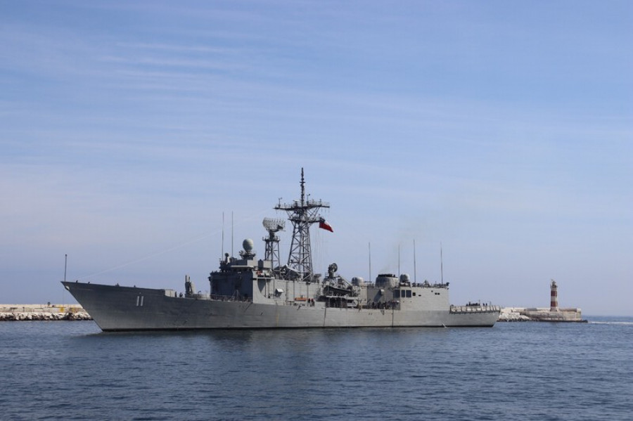 Fragata antiaérea FFG 11 Capitán Prat ingresando al Terminal Multimodo Firma Puerto Antofagasta