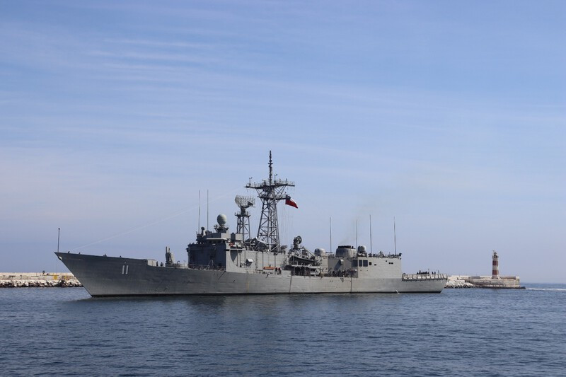 Fragata antiaérea FFG 11 Capitán Prat ingresando al Terminal Multimodo Firma Puerto Antofagasta