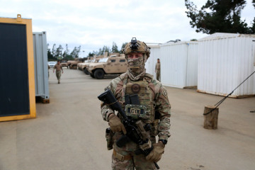 Operador del Comando de Fuerzas Especiales de la Armada de Chile en el FOB Los Álamos Firma Minsterio de Defensa Nacional de Chile