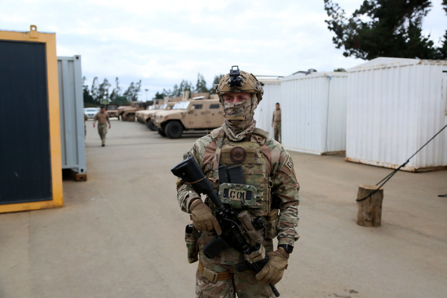 Operador del Comando de Fuerzas Especiales de la Armada de Chile en el FOB Los Álamos Firma Minsterio de Defensa Nacional de Chile