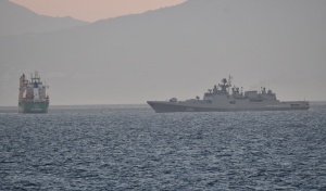 La fragata española Álvaro de Bazán vigila de cerca el paso de un buque de guerra ruso por el estrecho de Gibraltar