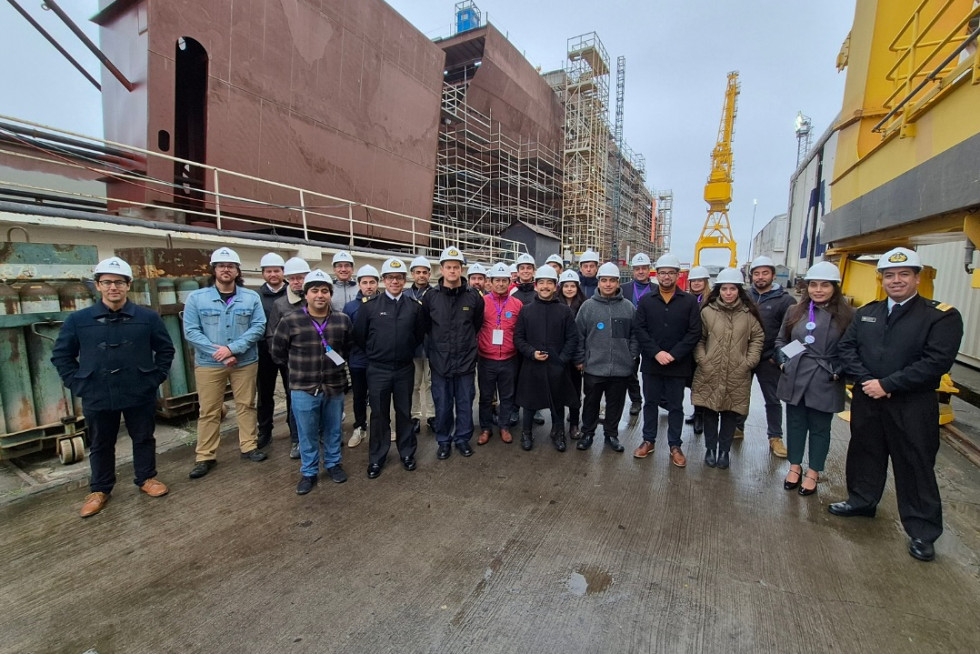 Equipos del Desafío Avante 04 en la grada de Asmar Talcahuano donde se construye el primer buque mulripropósito del proyecto Escotillón IV Firma Know Hub Chile