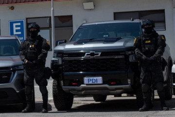 Detectives de la Brigada de Reacción Táctica Metropolitana (BRTM) junto a una Chevrolet Silverado ZR2 Firma Ministerio del Interior y Seguridad Pública de Chile
