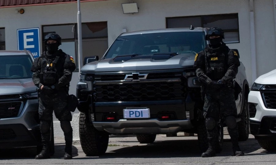 Detectives de la Brigada de Reacción Táctica Metropolitana (BRTM) junto a una Chevrolet Silverado ZR2 Firma Ministerio del Interior y Seguridad Pública de Chile