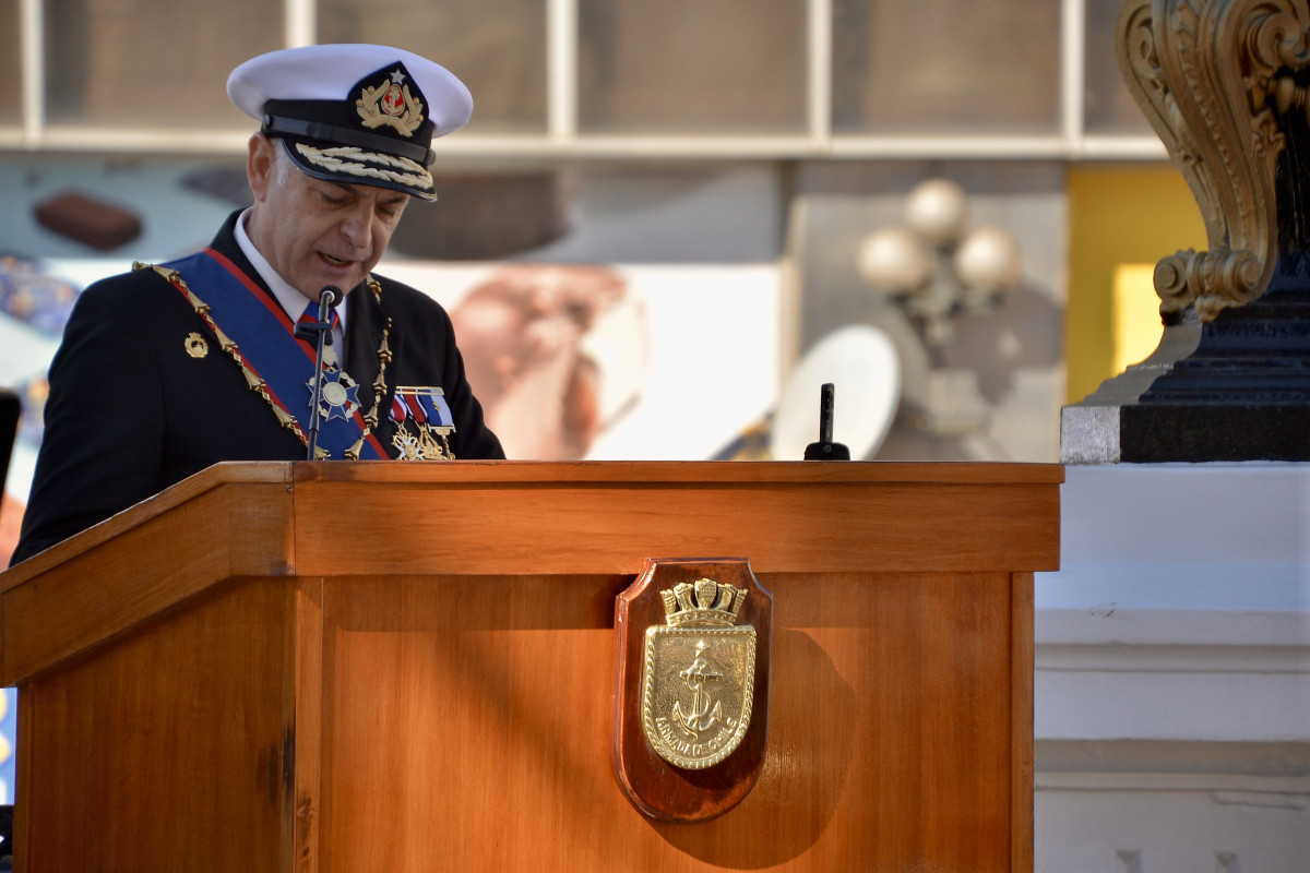 El almirante Juan Andru00e9s De la Maza  realiza su discurso en el Monumento a Los Hu00e9roes de Iquique en Valparau00edso Firma Armada de Chile