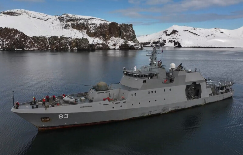 Patrullero oceánico OPV 84 Marinero Fuentealba operando en la Antártica Firma Armada de Chile 002