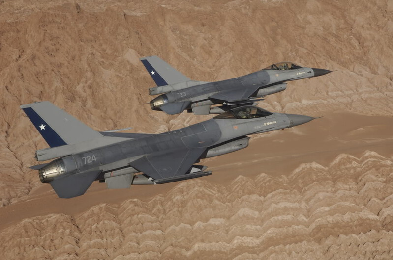 Cazas Lockheed Martin F 16AMBM Block 15 MLU del Grupo de Aviación N°8 en una misión en el Desierto de Atacama Firma FACh