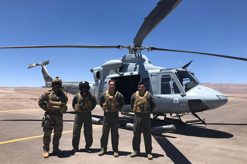 Tripulaciu00f3n de vuelo de helicu00f3ptero Bell UH 412 del Grupo de Aviaciu00f3n Nu00b08 Firma FACh