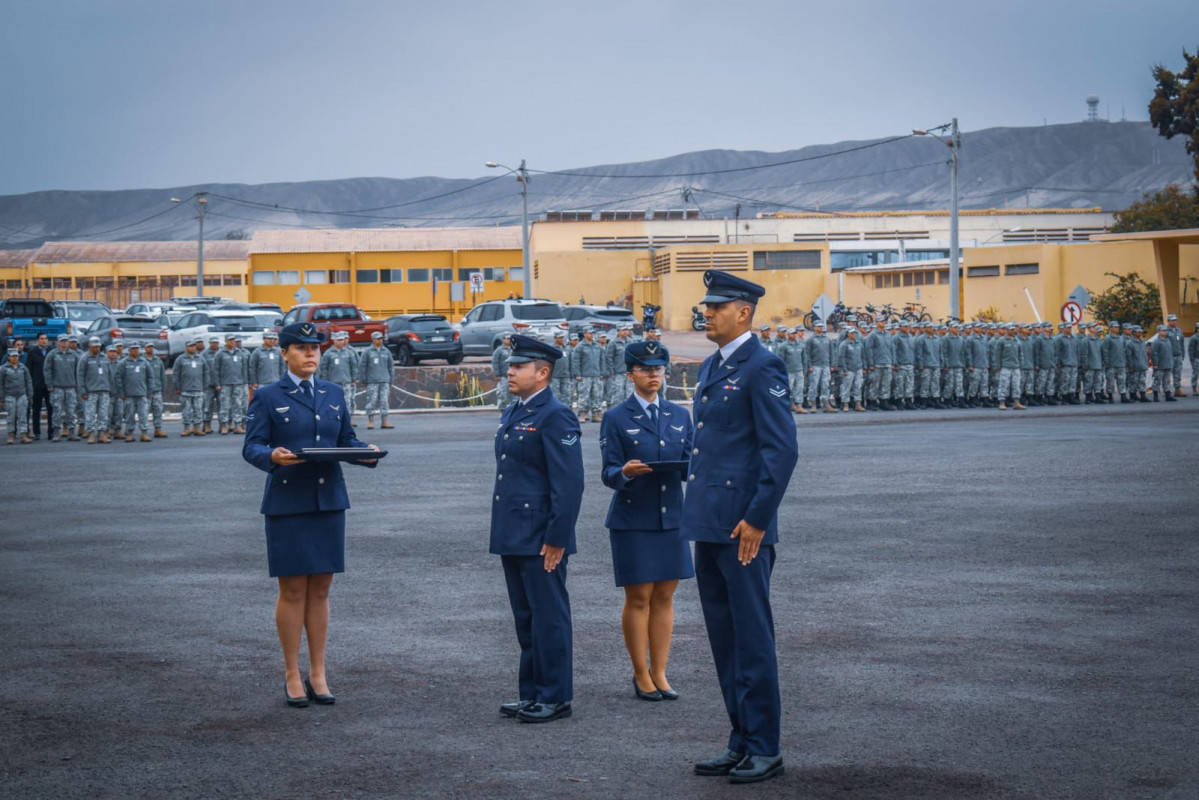 Entrega de reconocimientos a personal del Grupo de Aviaciu00f3n Nu00b08 Firma FACh