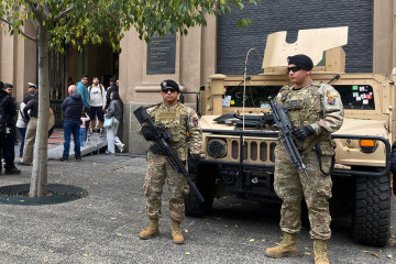 Efectivos del Batallón de Paracaidistas N°1 Pelantaru junto a un Humvee con torreta en el Día del Patrimonio Firma Ministerio de Defensa Nacional de Chile