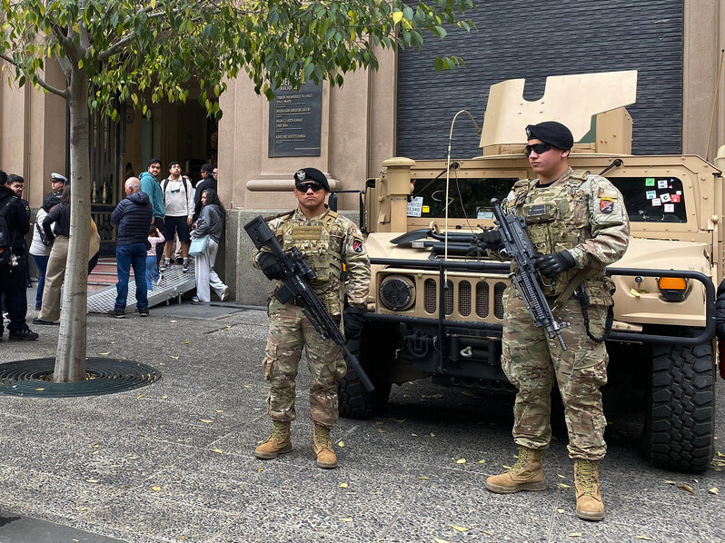 Efectivos del Batallón de Paracaidistas N°1 Pelantaru junto a un Humvee con torreta en el Día del Patrimonio Firma Ministerio de Defensa Nacional de Chile