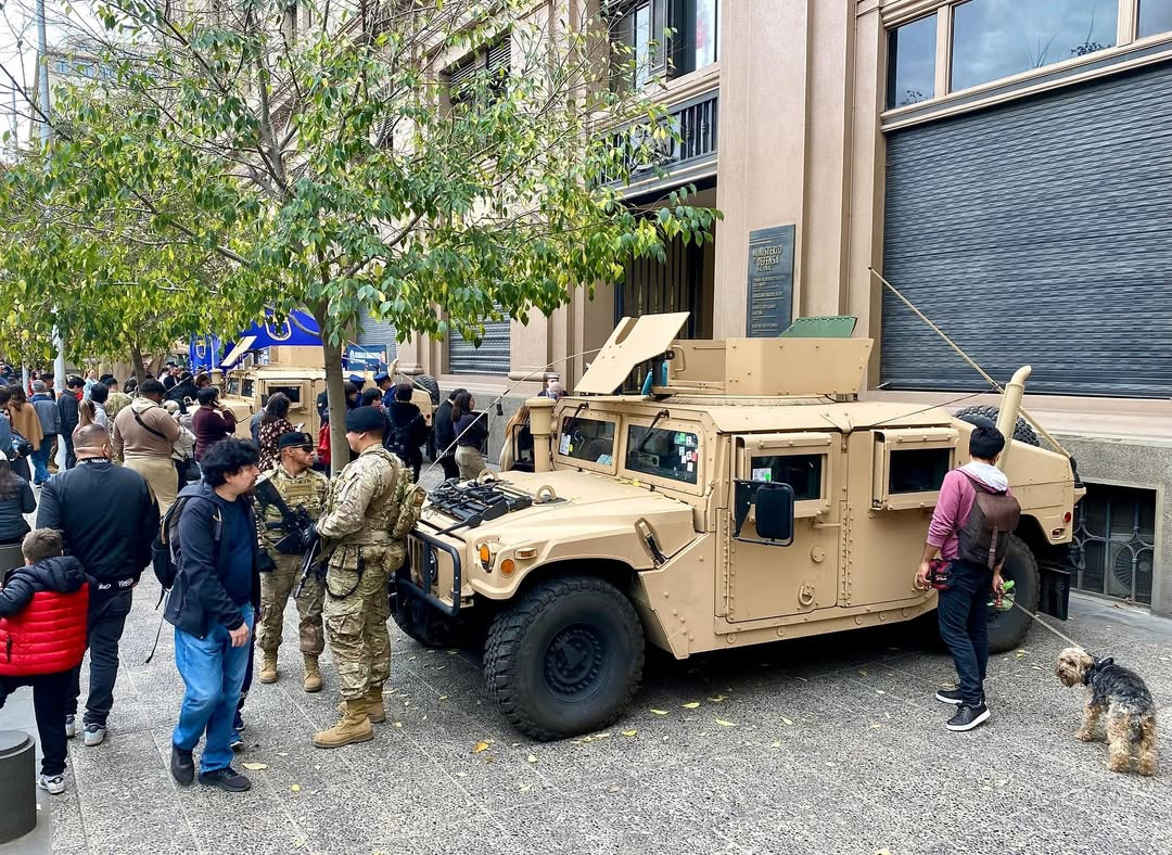 Vehu00edculos Humvee con torreta de la BOE Lautaro en el Du00eda del Patrimonio Firma Ministerio de Defensa Nacional de Chile