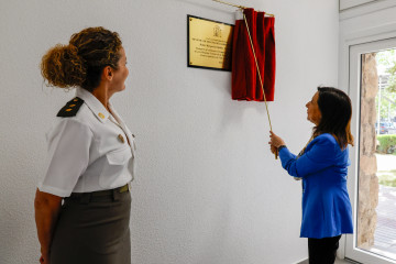 Robles visita la Cámara hiberbárica y la Unidad de Aislamiento en el hospital militar Gómez Ulla (2)