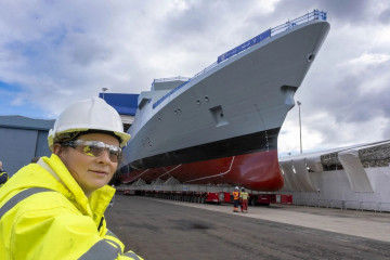 Un empleado de Babcock observa la salida del HMS Venturer de la planta de ensamblaje. Foto. Babcock International