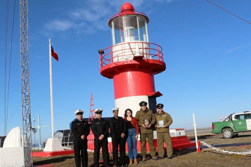 Entrega de reconocimiento a Carabineros de la Tenencia Cerro Sombrero en el faro Cabo Espíritu Santo Firma Armada de Chile
