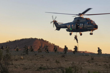 Entrenamiento en técnica Fast Rope entre Buzos Tácticos y Navy Seal desde un helicóptero de transporte Airbus AS332L Super Puma Firma Armada de Chile 002